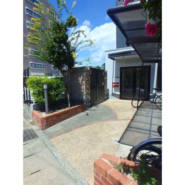 17/19 エントランス