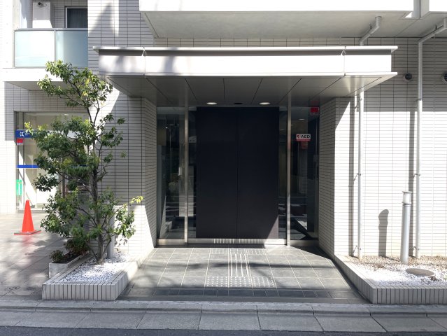 26/27 エントランス