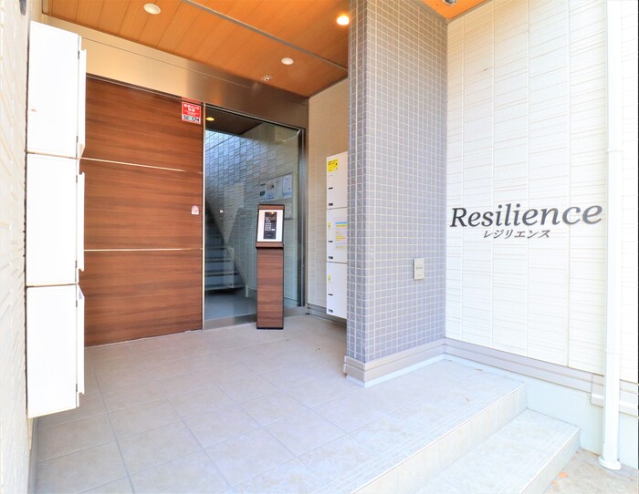 18/19 エントランス