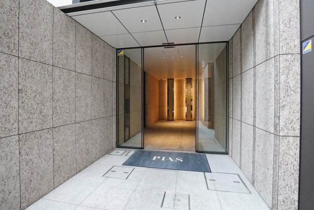 23/26 エントランス