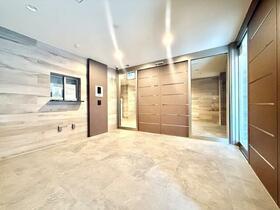 16/16 エントランス