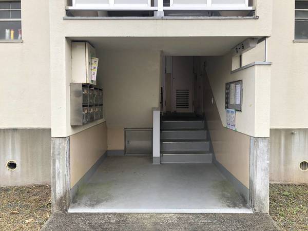 16/17 エントランス