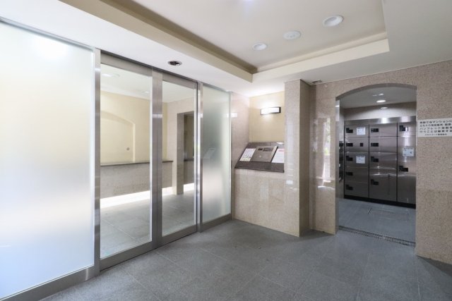 23/30 エントランス