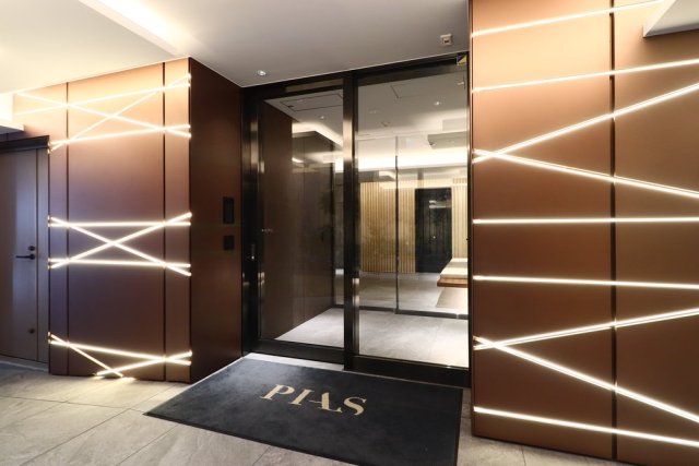 26/27 エントランス