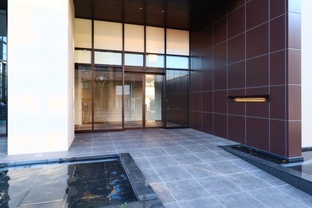 24/25 エントランス