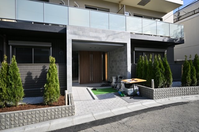 24/30 エントランス