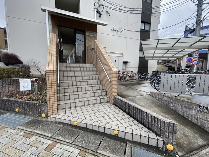 19/30 エントランス