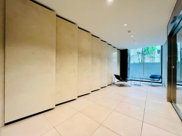 26/28 エントランス