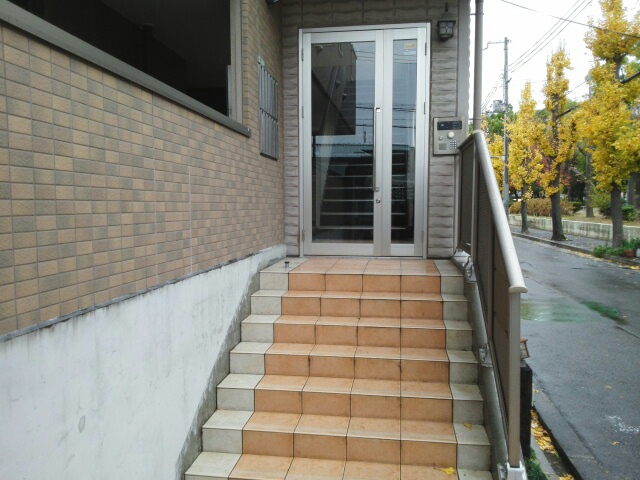 13/18 エントランス