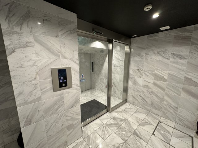 18/30 エントランス