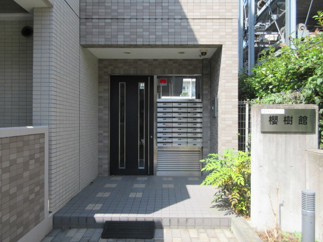 23/27 エントランス