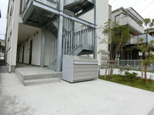 23/30 エントランス