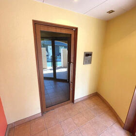 2/2 エントランス