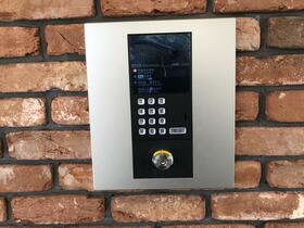 16/16 エントランス