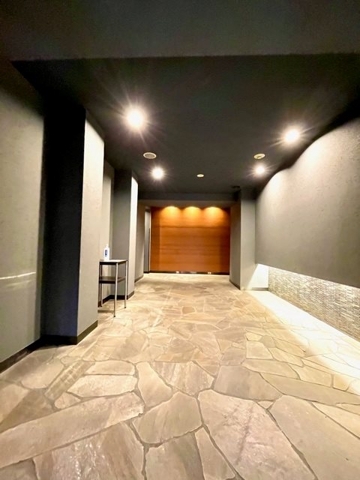 24/25 エントランス