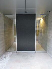 16/16 エントランス