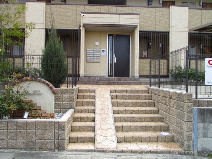 16/17 エントランス