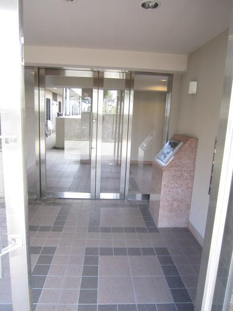 27/28 エントランス