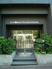 13/14 エントランス