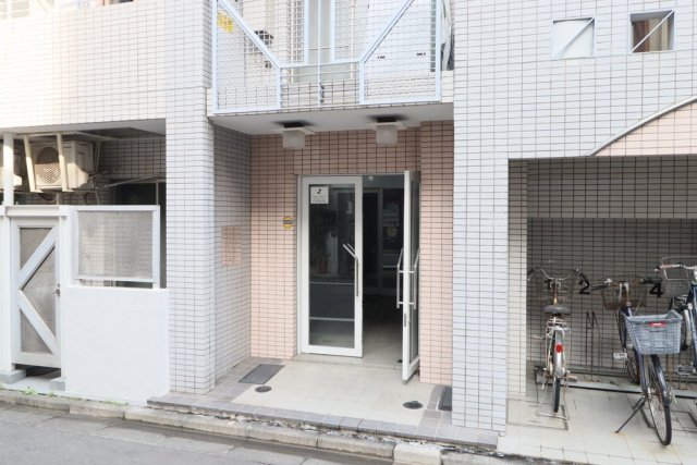 23/27 エントランス