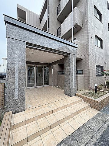 25/26 エントランス