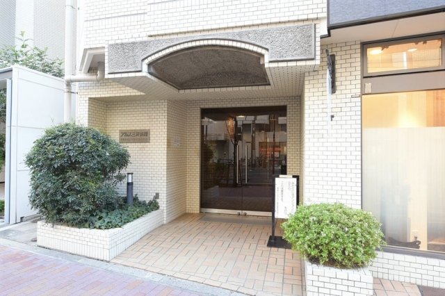 25/26 エントランス