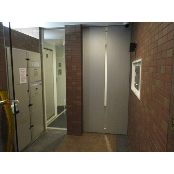 13/14 エントランス