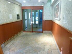 16/16 エントランス