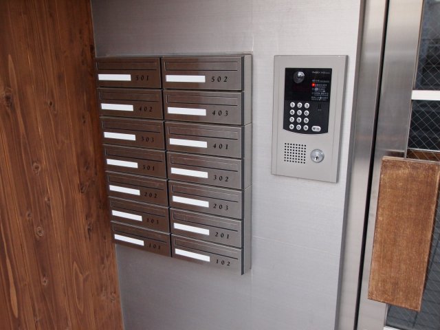 13/18 エントランス