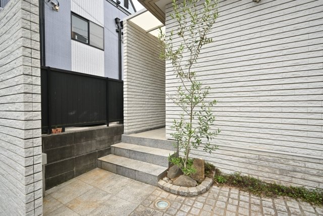 25/26 エントランス