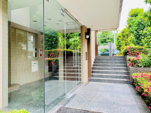 27/29 エントランス