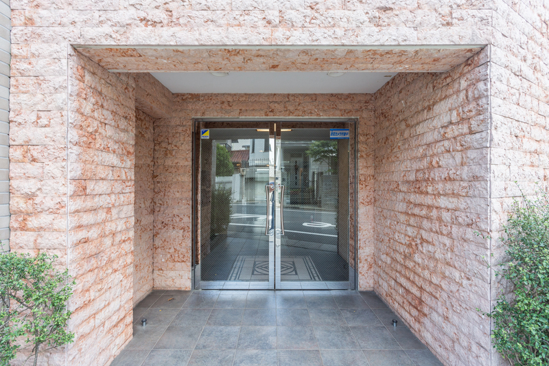 13/18 エントランス