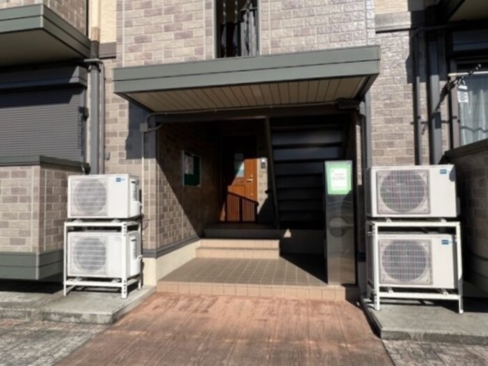 18/27 エントランス