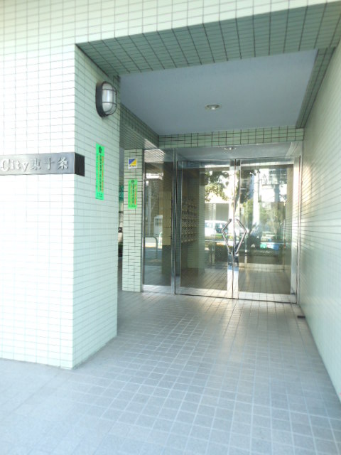 27/28 エントランス