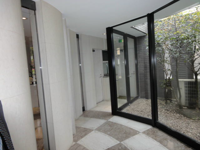 16/16 エントランス