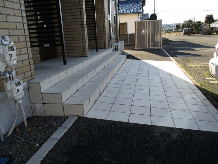 16/23 エントランス