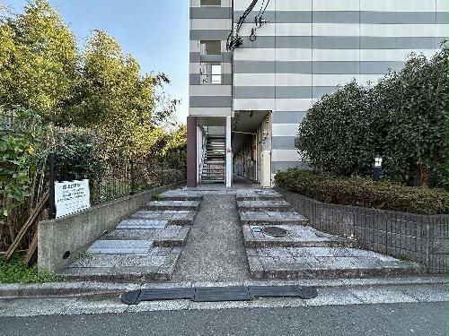 13/14 エントランス