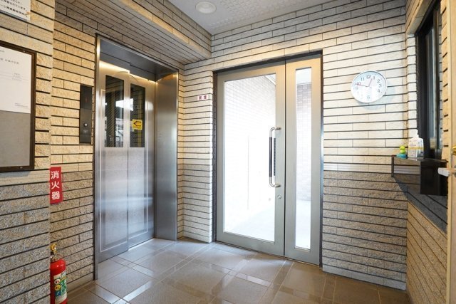 16/17 エントランス