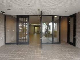 16/16 エントランス