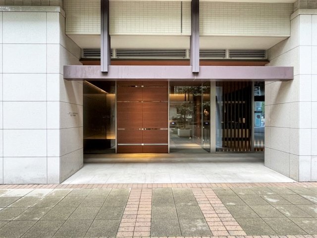 25/27 エントランス