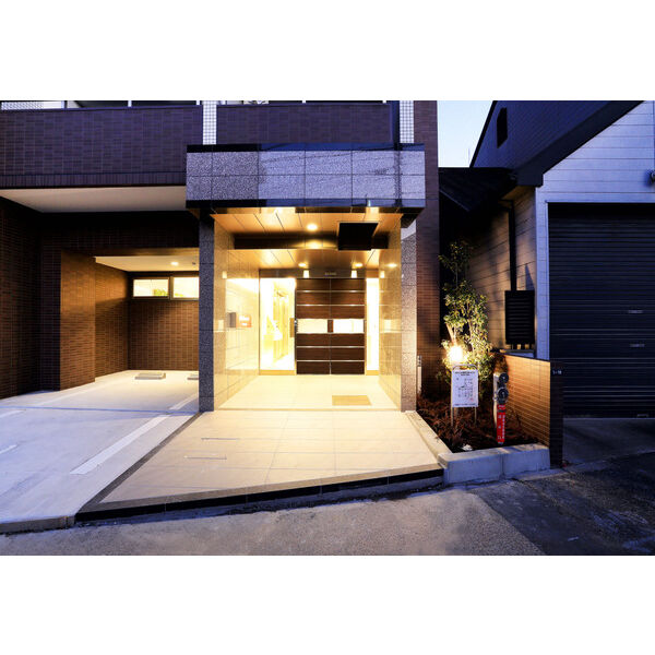 19/27 エントランス