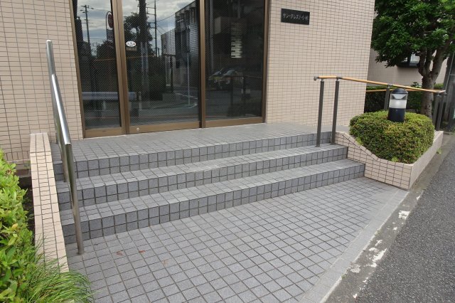 22/26 エントランス