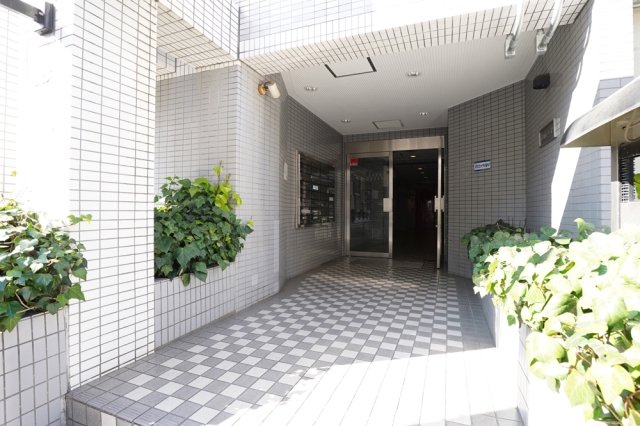 23/28 エントランス