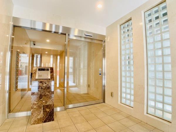 25/27 エントランス