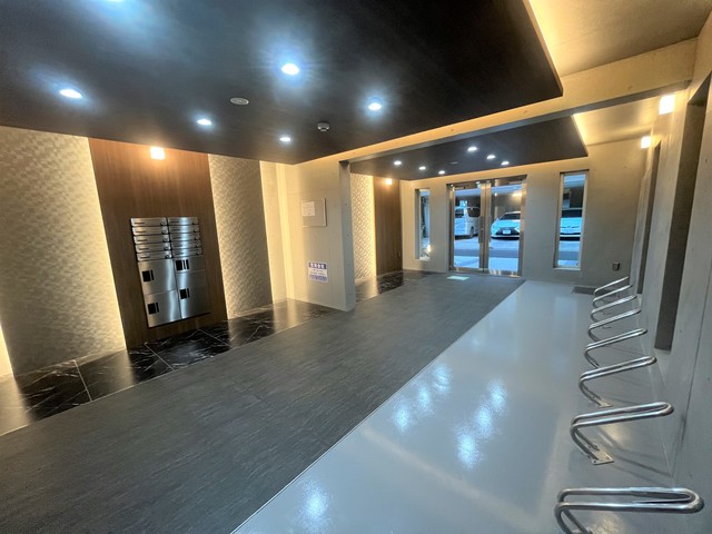 27/28 エントランス