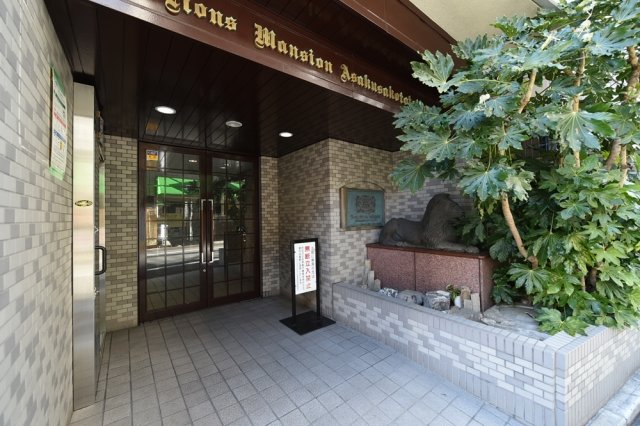 18/19 エントランス