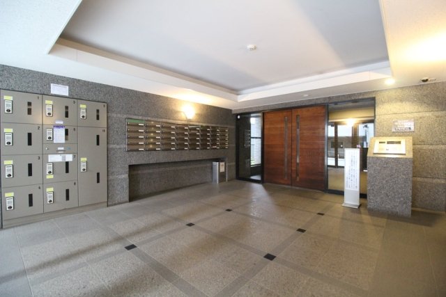 18/19 エントランス