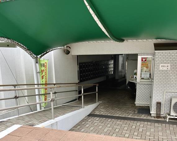 16/16 エントランス