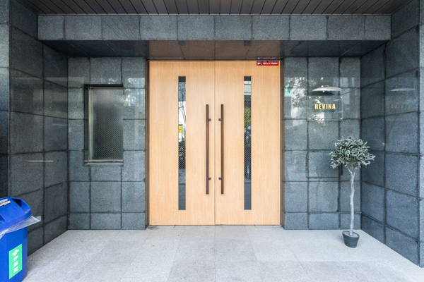 5/5 エントランス