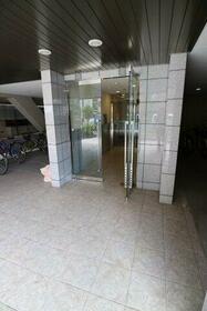 16/16 エントランス